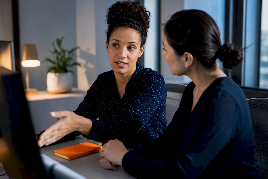 Agent briefing colleague before call transfer